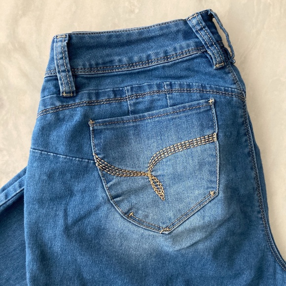 Ankle length butt-lift jeans - Women - Picture 2 of 10